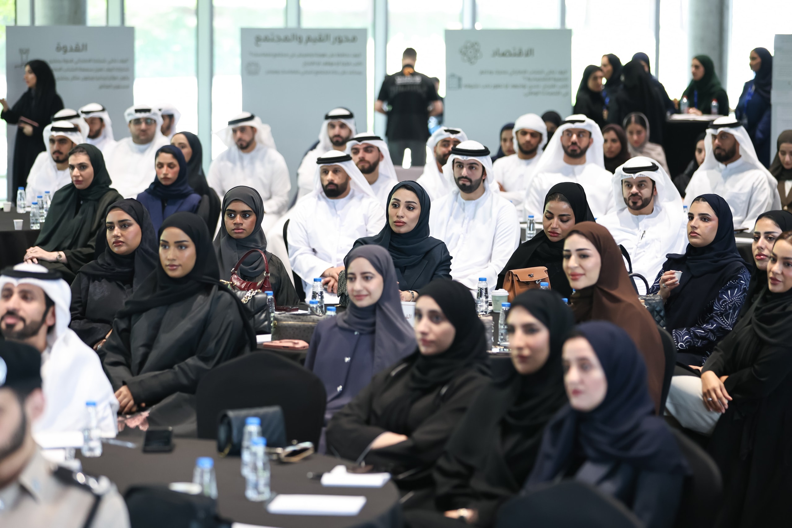 شباب إماراتيون يستكشفون منصة التمكين القيادي الرقمي