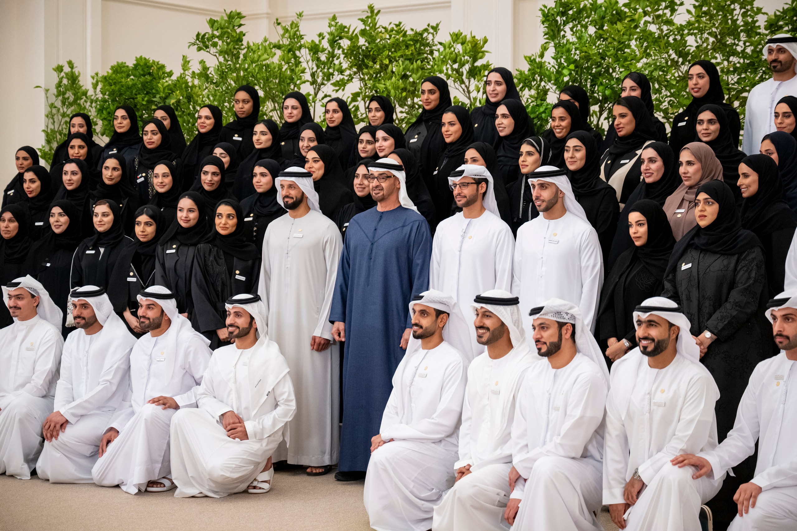 شباب إماراتيون يستكشفون منصة التمكين القيادي الرقمي